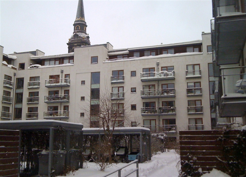 Bebyggelsen set fra gårdhaven ved vintertide